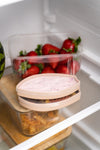 2 petites boites hermétiques ovales disposées dans un frigo
