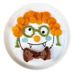 Assiettte pour enfant decoré avec des aliments pour formé le visage rigolo d'un personnage. il y a des carottes qui forment les cheveux, des petits pois pour les lunettes et un steack haché en forme de noed papillon