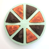 Moule à gâteaux en siliconde contenant 2 sortes de gâteaux differents, un au chocolat et l'autre nature.