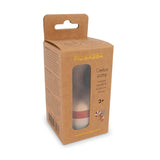 Tampon à biscuits pour enfant avec un manche en bois et 4 tampons interchangeables en silicone. Les tampons sont disposés dans leur emballage en carton