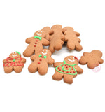 Photo de plusieurs biscuits de noel en forme de bonhomme. Il y en 4 qui sont decorés avec un glaçage de couleur vert, blanc et rouge