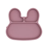 Assiette en silicone pour enfant en forme de lapin, elle est de couleur rose et comporte 3 compartiments