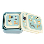 3 boites à gouter de couleurs bleues ciel avec des illustrations de chiens de races différentes sur le couvercle. Les 3 boites sont empilées les unes dans les autres
