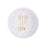 Interieur d'un bol en porcelaine blanc avec une l'inscription : Hey Ho Let's grow