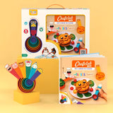Contenu d'un coffret de cuisine de la marque Chefclub présenté, il y a en fond le coffret dans on emballage et devant les 6 tasses colorés avec des personnages sur le dessus du manche et à coté le livre de recette contenu dans le coffre