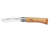 Couteau pour enfant de la marque Opinel. La lame est en acier et a bout arrondi avec de gravé dessus la marque du couetaau pour enfat. Le manche est en bois clair