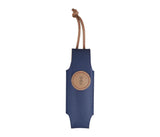 Pochette d'un couteau de poche  de couleur bleu avec un ecusson rnd en cuir qui permet de fermer la pochette. Sur l'ecusson est gravé la marque de la pochette : Opinel.