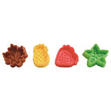 4 emportes-pièces avec pressoir posés sur un fond blanc. Il y a une feuille de couleur marron, un ananas jaune, une fraise rouge et un flocon vert