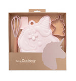 Coffret d'ustensiles de cuisines pour enfant de couleur rose pastel, présenté dans un coffret en kraft de la marque Scrap cooking. Les ustensiles sont en forme de licorne, il y a un un moule en silicone, un découpoir et un fouet et une spatule