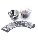 Contours en dentelle noir pour cupackes. Le contours est en papier noir sur le theme d'halloween avec des motifs de manoirs hantés, chauve-souris, toiles d'arraignés. La caissette est posée sur un fond blanc