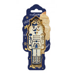 Découpoir en forme de casse-noisette et son tampon en bois de la même forme dans son emballage de couleur bleu nuit à la même forme