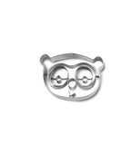 Emporte-pièce en inox en forme de tête de lémurien posé sur un fond blanc