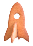 Gros plan sur un biscuit en 3D en forme de vaisseau spatial. La photo est prise sur un fond blanc
