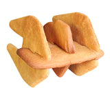 Gros plan sur un biscuit en 3D en forme de vaisseau spatial. La photo est prise sur un fond blanc