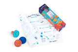 Kit Biscuits Super Petit Chef avec son contenu: tapis en silicone avec recette et ses 3 tampons super héros de couleurs bleus et rouge
