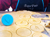 Enfant qui fait des sablés avec tampon éclair bleu super petit chef