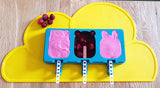 Glaces maison en forme d'animaux, fait a partir du moule en silicone Frosties de we might be tiny. Les glace et son moule sont posés sur une table de cuisine et sur un tapis en silicone.