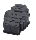 Moule en silicone en forme de robot. Le moule est de couleur gris foncé et il est posé sur un fond blanc