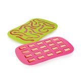 2 moules à bonbons posés sur un fond blancs. Les moules sont de couleurs roses et verts. Celui a la couleur rose est en forme de petit oursons, et l'autre vert en forme de vers de terre