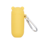 Etui pour pour paille keepies en forme d'ours de couleur jaune et disposé sur un fond blanc. L'etui est attaché avec un mousqueton de couleur gris