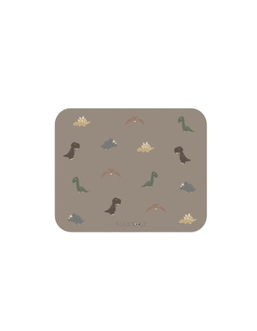 Set de table de forme rectangulaire de couleur marron avec des illustration de dinosaures dessus. Le set est posé sur un fond blanc