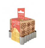 Tampon en bois en forme de dés en bois avec son découpoir en inox. Il est présenté dans son emballage. Le tampon représente des motifs de fleurs