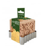 Tampon en bois en forme de dés en bois avec son découpoir en inox. Il est présenté dans son emballage. Le tampon represente des motifs de foret enchantée