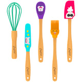 Ensemble de 5 ustensiles de cuisine pour enfant. Ils sont posé en quinconce sur un fond blanc. Les manche sont en bois gravé avec la marque Chefclub et les têtes en silicone coloré avec des illustrations de personnages. il y a un fouet, une spatule, une cuillère, un pinceau et une maryse