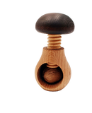 Casse noix en bois en forme de champignon. Une noix est dans l'orrifice dédié, il faut tourner le haut du champignon pour casser la noix