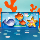 Coffret de 3 emportes-pièces de la marque ChefClub. Les emportes-pièces sont positionnés sur des illustrations qui rendent les découpoirs presque invisibles. Ils sont de 3 formes différentes sur le thème des animaux marins : baleine, 2 poissons et une étoile de mer. :