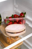 2 petites boites hermétiques ovales disposées dans un frigo