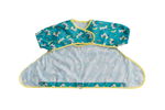 Tablier bavoir pour bébé sur un fond blanc, la tablier est de couleur bleu canard avec les couture jaunes et des illustration de zèbres dessus