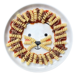 Assiette en porcelaine blanche avec une illustration de Monstre rigolos au centre. Elle est de la marque Cibolo , indiqué sur l’oval du visage. L’assiette permet de créer des repas rigolos en animant le personnage. Elle est composée de pâtes à la bolognaise, représentant un lion