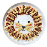 Assiette en porcelaine blanche avec une illustration de Monstre rigolos au centre. Elle est de la marque Cibolo , indiqué sur l’oval du visage. L’assiette permet de créer des repas rigolos en animant le personnage. Elle est composée de pâtes à la bolognaise, représentant un lion