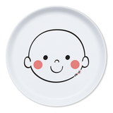 Assiette pour enfant en porcelaine blanche. Il y a au centre une illustration de tête de bonhomme.