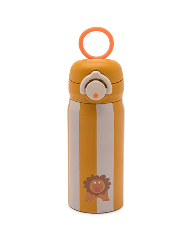 Gourde pour enfant avec un bouton pressoir pour ouvrir et une poignée de transport orange. La gourde est orange et beige avec un lion sur le bas de la gourde.