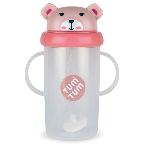 Tasse pour enfant de grand format. Elle est dotée de 2 anses de chaque côté et d’un couvercle rabattable en forme de tête d'ourson de couleur rose. Le couvercle est rose et la tasse transparente avec le logo TumTum au centre.