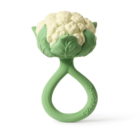 Hochet en silicone avec un anneau vert et son embout en forme de chou fleur. Le hochet est gravé de la marque Oli&Carol