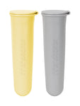 2 moules à glace en silicone en forme de pops, il y a un jaune et un gris. ils possedent tous les 2 un couvercle et sont gravés par le nom de la marque : minikoioi