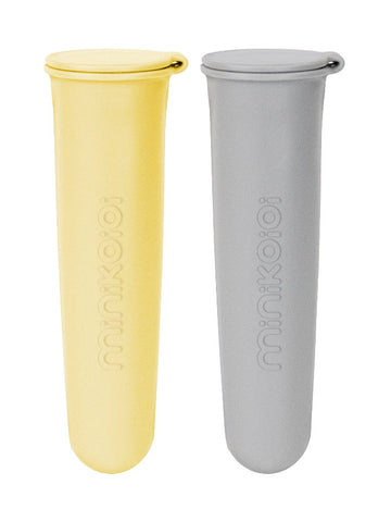 2 moules à glace en silicone en forme de pops, il y a un jaune et un gris. ils possedent tous les 2 un couvercle et sont gravés par le nom de la marque : minikoioi