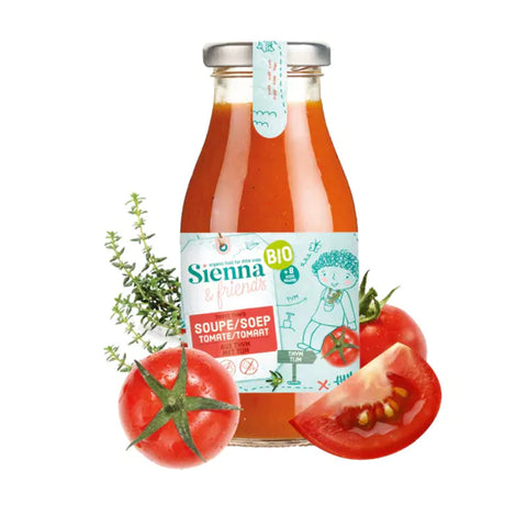 Soupe de tomates pour enfant dans sa bouteille en verre de la marque Sienna&Friends. Devant la bouteille en verre il y a tous les ingrédients que contient la soupe : des tomates et du thym 