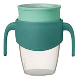 Tasse 360° pour enfant avec poignée de couleur bleu vert. Elle est de la marque BbOx et sa base est transparante. la tasse est en position ouverte