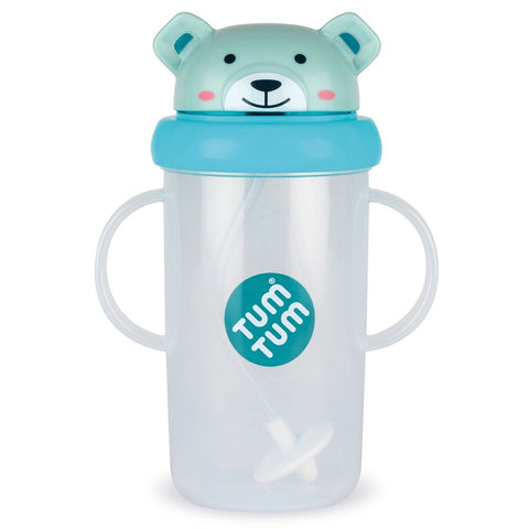 Tasse pour enfant de grand format. Elle est dotée de 2 anses de chaque côté et d’un couvercle rabattable en forme de tête d’ours. Le couvercle est bleu et la tasse transparente avec le logo TumTum au centre.