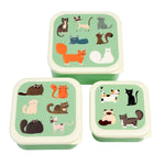Ensemble de 3 boîtes à goûter  de 3 tailles differentes. Elles sont verte avec des illustrations de chats sur leurs couvercles.