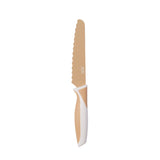 Couteau pour enfant sur un fond transparent. Le couteau est posé à la verticale, il a une lame arrondie et dentelée. La lame du couteau et son manche sont de couleur beige
