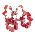 4 emportes pièces en forme de bonhommes, ils sont de couleurs rouges. 3 sont debout et 1 autre est allongé