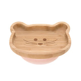 AL assiette en bambou pour enfant en forme de petite souris. Au centre est gravé les yeux le né et la moustache de la souris. L'assiette possède un socle en silicone de couleur rose