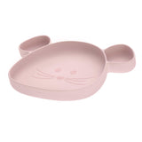  Sur fond blanc, une assiette en silicone en forme de tête de souris. Elle a 3 compartiments, la tête et les 2 oreilles. L’assiette est de couleur rose