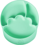  assiette en silicone compartimentée de couleur verte. Il y a 3 compartiments, un grand et 2 petits. La grande a une forme de nuage. Sur le bas de l’assiette il y a une languette avec le logo de la marque en relief.