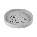 Assiette en silicone de couleur grise avec une illustration d'elephant dans le fond de celle ci. La marque de l'assiette est imprimé sur le devant de l'assiette. L'assiette est sur un fond blanc